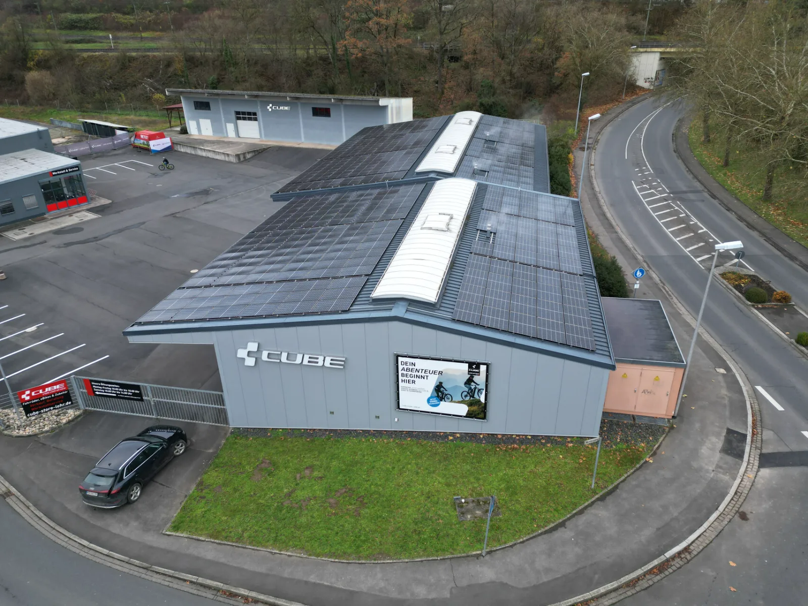 Photovoltaikanlage auf einem Gewerbegebäude in Lohr am Main, Drohnenaufnahme