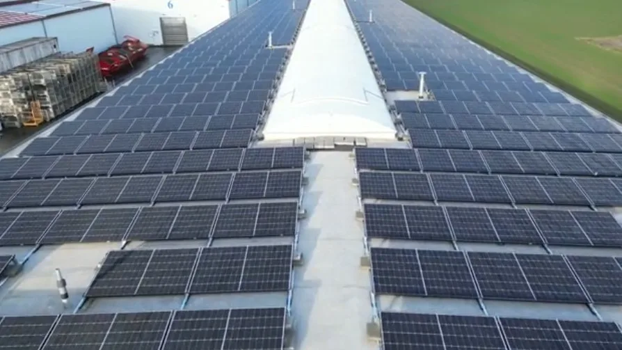 Großflächige Photovoltaikanlage auf einem Gewerbedach in Unterfranken