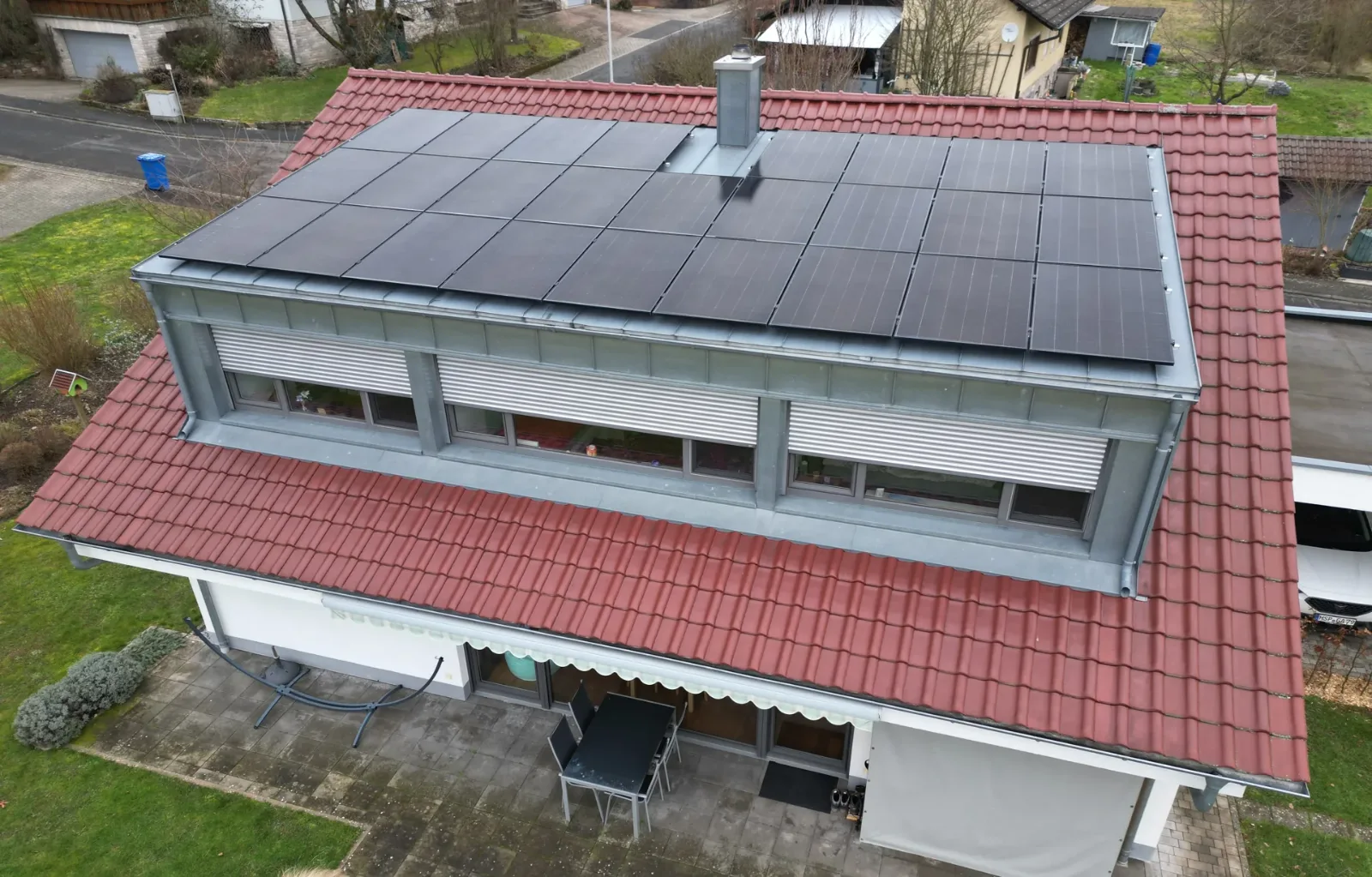 Photovoltaikanlage auf einem Wohnhaus in Unterfranken, Drohnenaufnahme