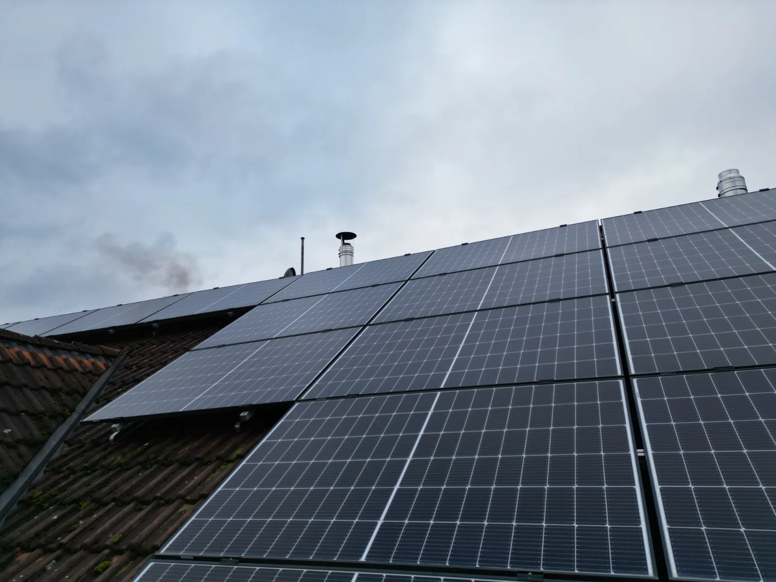 Photovoltaikanlage auf einem Wohnhausdach in Unterfranken