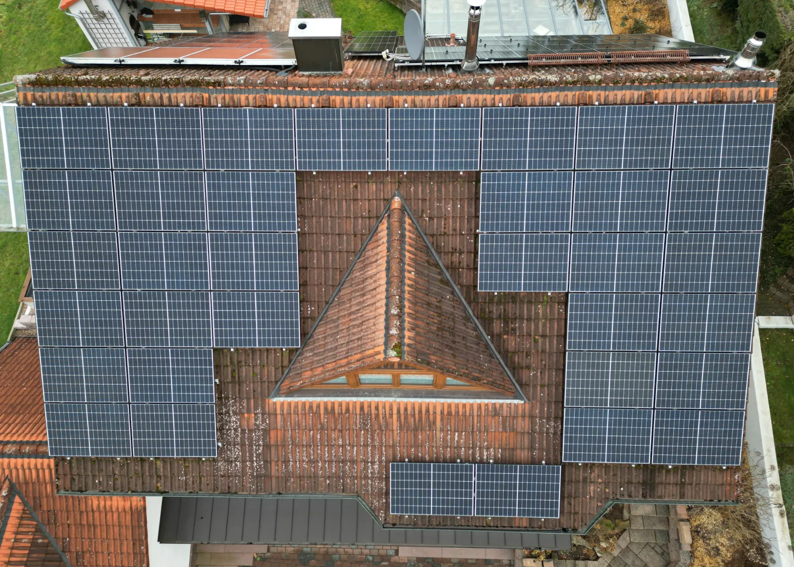 Photovoltaikmodule auf einem Wohnhausdach in Unterfranken