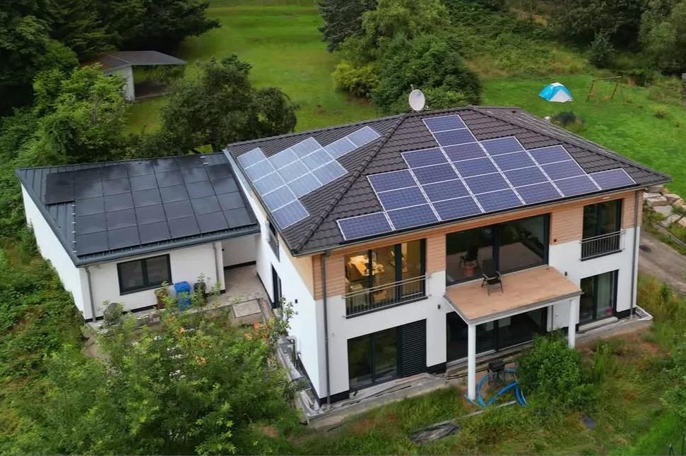 Indach-Photovoltaikanlage auf dem eigenen Betriebsgebäude in Lohr am Main