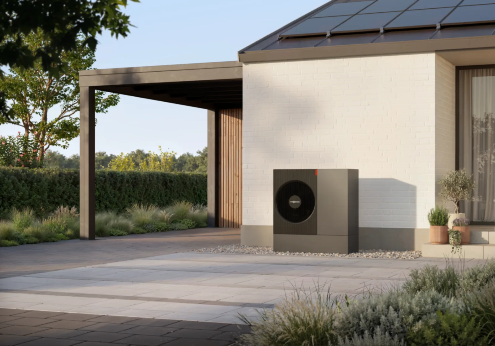 Viessmann Vitocal Luft-Wasser-Wärmepumpe vor einem Wohnhaus mit Photovoltaikanlage auf dem Dach