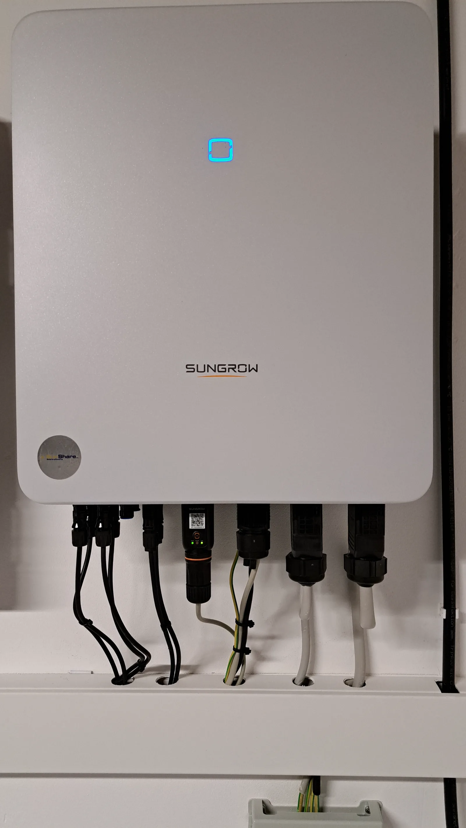 Sungrow-Wechselrichter und Batteriespeicher im Technikraum